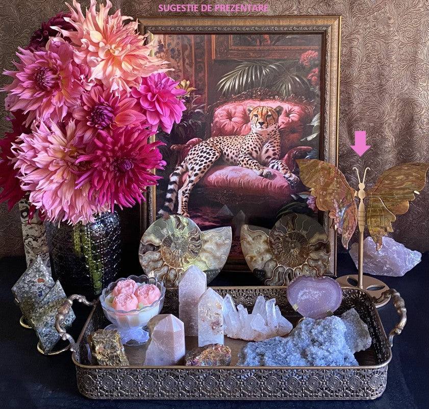 Fluture decorativ din Jasp Oceanic cu suport metalic pe tavă ornate cu cristale și flori roz