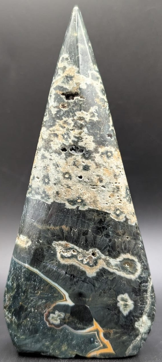 Sculptura din piatra semipretioasa de jasp oceanic verde pe fundal negru