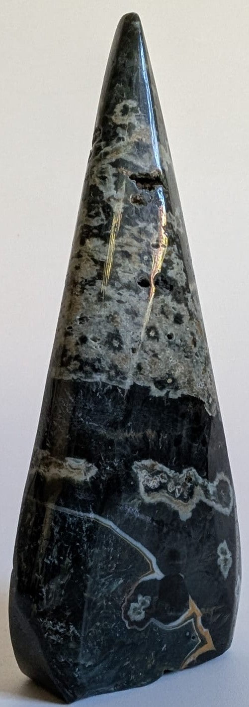 Sculptura din cristal de jasp oceanic verde pe fundal alb