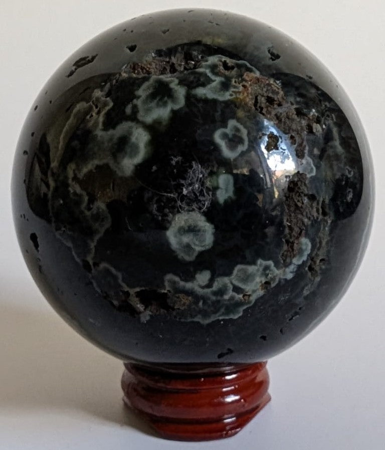 Sfera de 6.5cm din cristal de jasp oceanic verde pe suport din lemn cu fundal alb