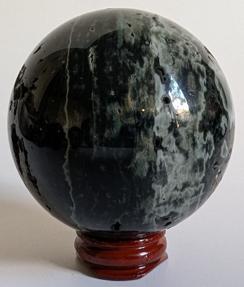 Sfera decorativa de 6.5cm din piatra semipretioasa de jasp oceanic verde pe suport din lemn cu fundal alb