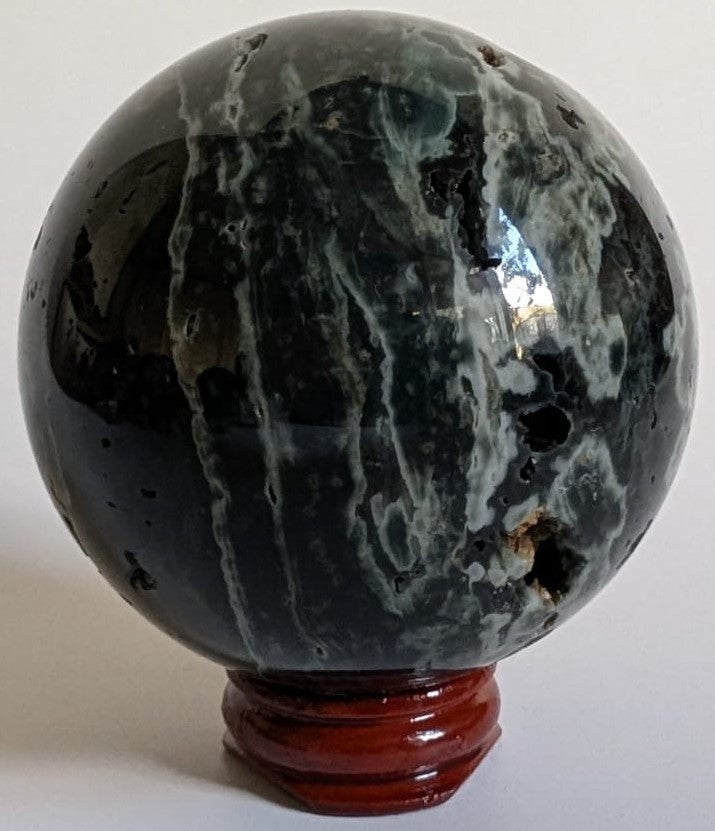 Sfera decorativa de 6.5cm din cristal de jasp oceanic verde pe suport din lemn cu fundal alb