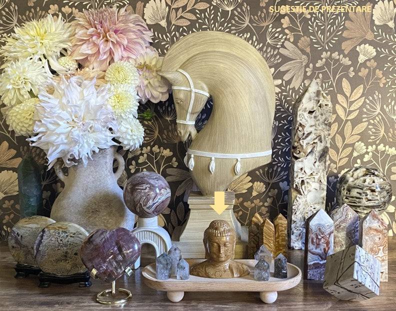 Sculptură Buddha din Jasp Peisaj Woodgrain prezentată pe fundal decorativ cu flori.