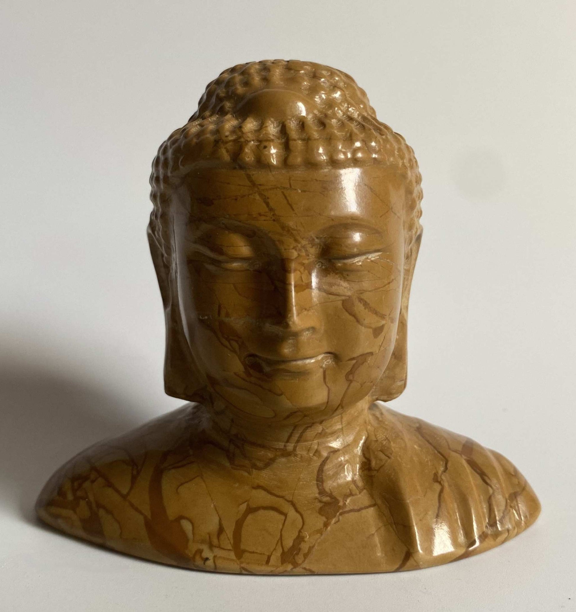 Sculptura Buddha din Jasp Peisaj Woodgrain cu textură naturală și finisaj lucios