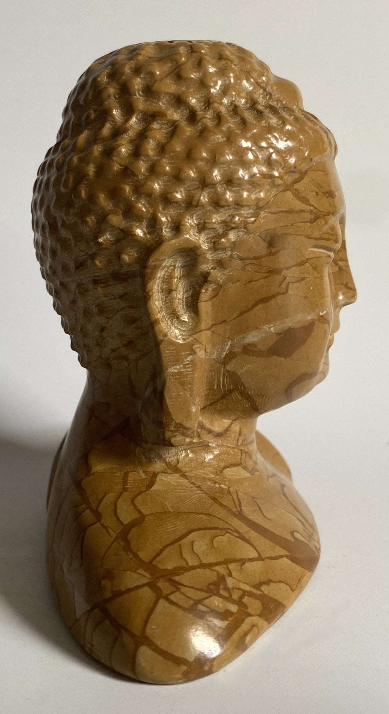 Sculptura Buddha din Jasp Peisaj Woodgrain cu textură și model natural de lemn.
