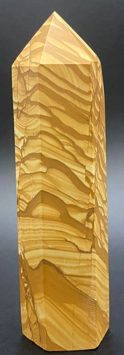 Obelisc din piatra semipretioasa de jasp peisaj woodgrain pe fundal negru