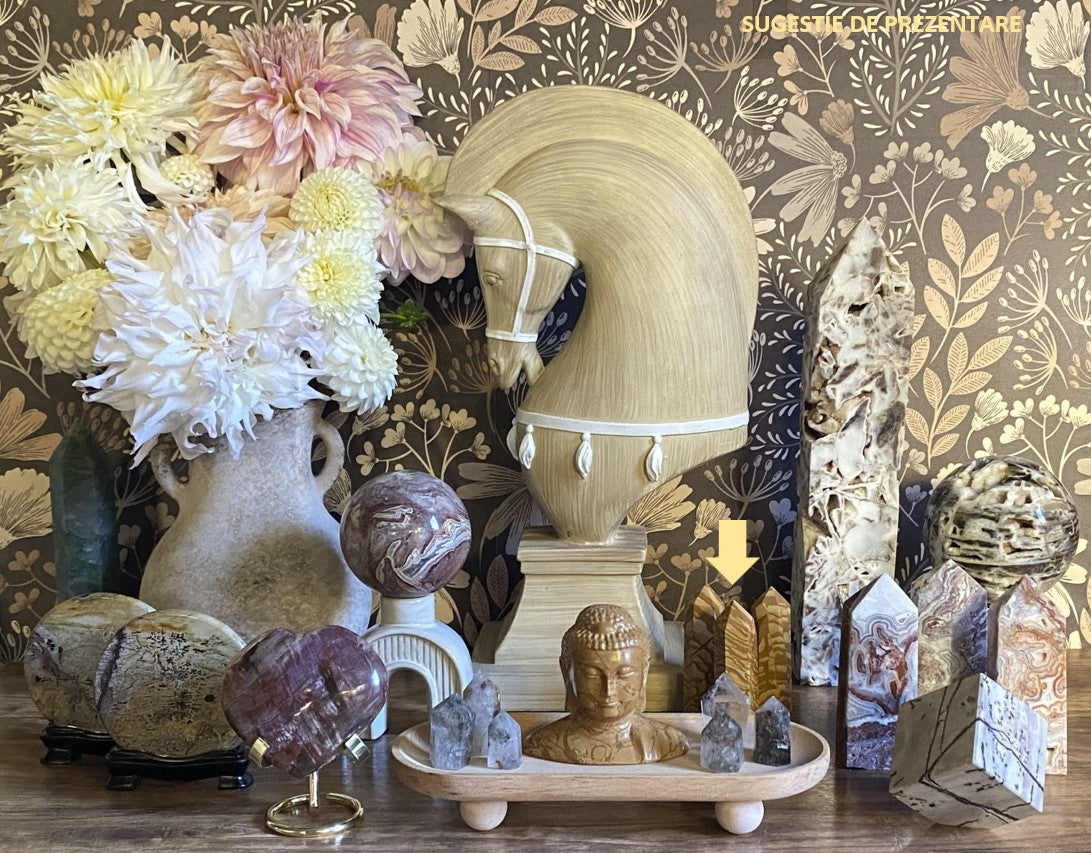 Decor cu obelisc din piatra semipretioasa de jasp peisaj woodgrain cu vaza cu dalii
