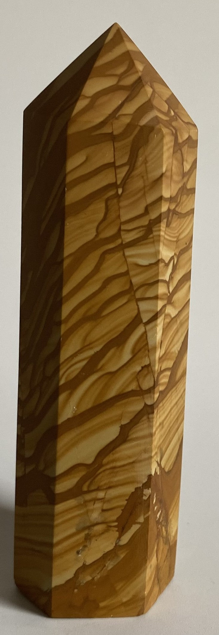 Obelisc din piatra semipretioasa de jasp peisaj woodgrain pe fundal alb