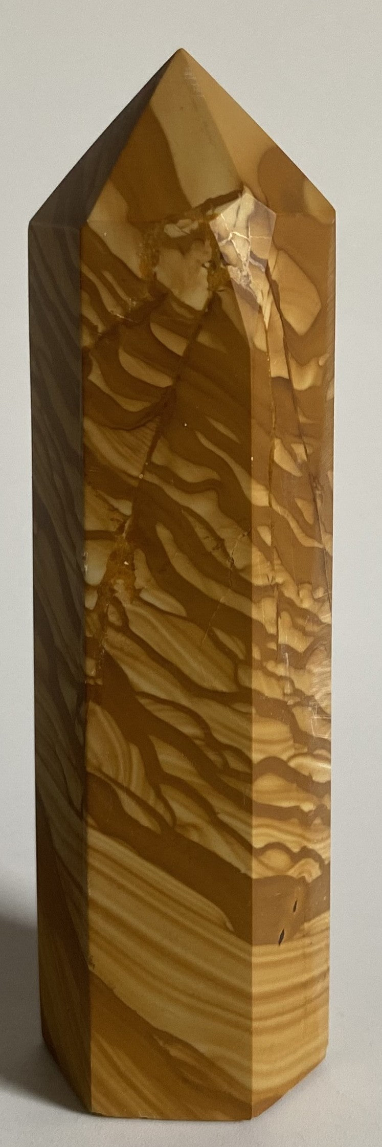 Obelisc din cristal de jasp peisaj woodgrain pe fundal alb