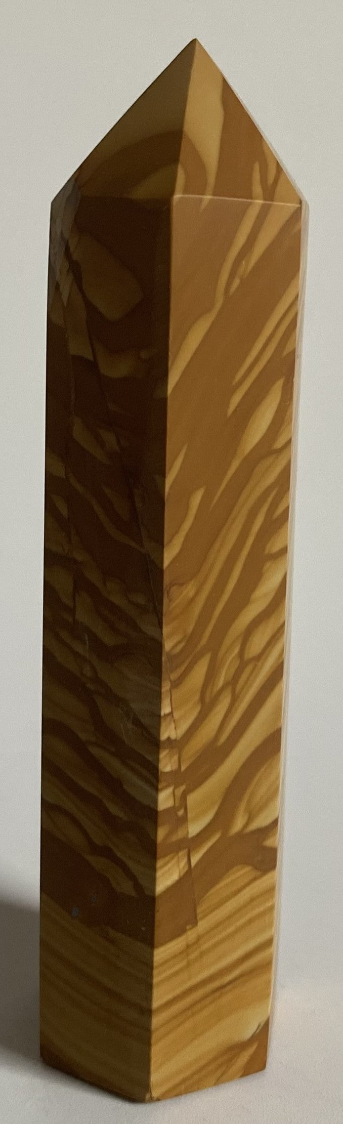 Obelisc de 9cm din piatra semipretioasa de jasp peisaj woodgrain pe fundal alb