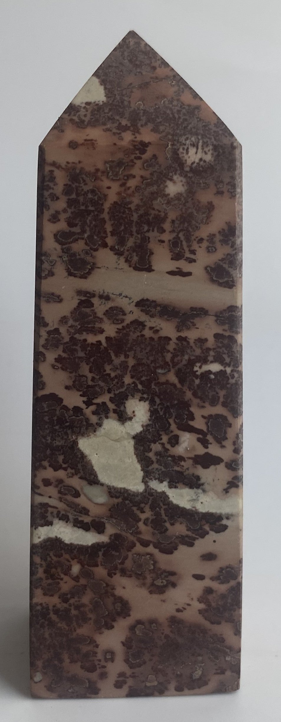 Obelisc din mineral de jasp peisaj pe fond alb sub lumina naturala