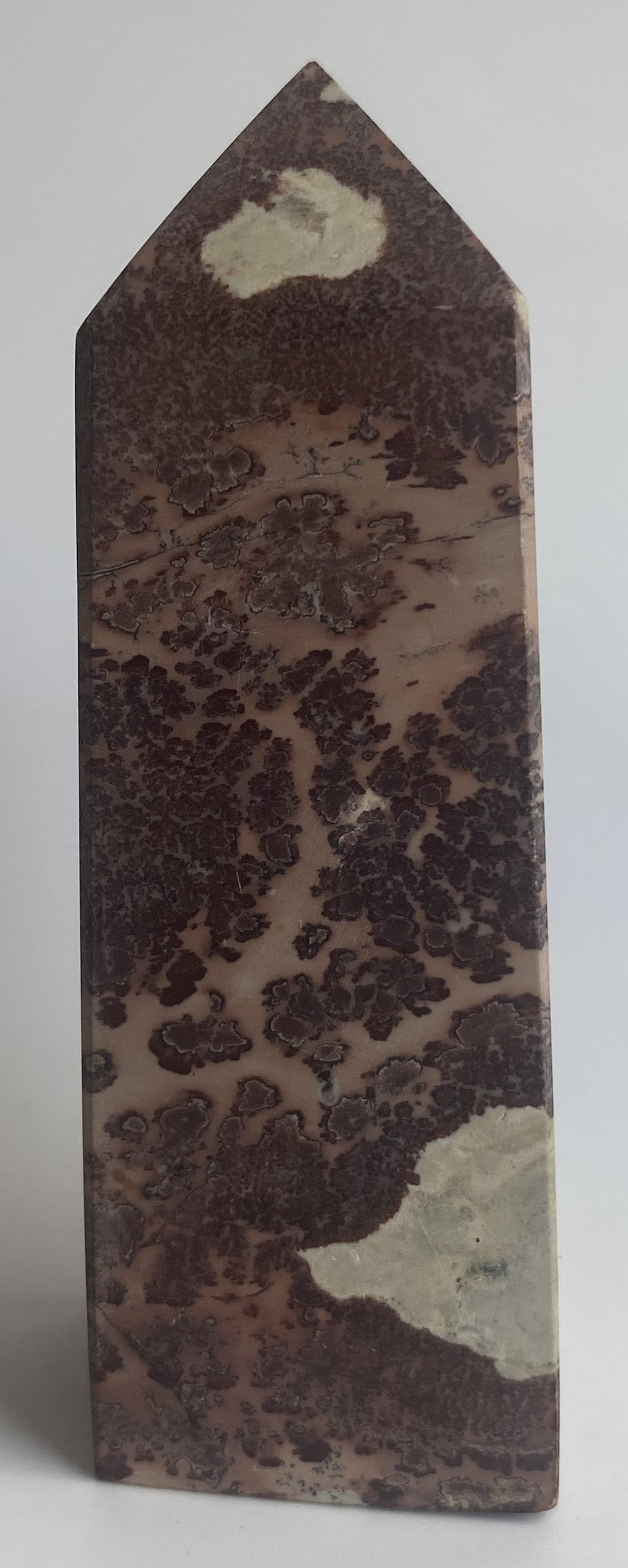 Obelisc din mineral de jasp peisaj pe fond alb sub lumina naturala
