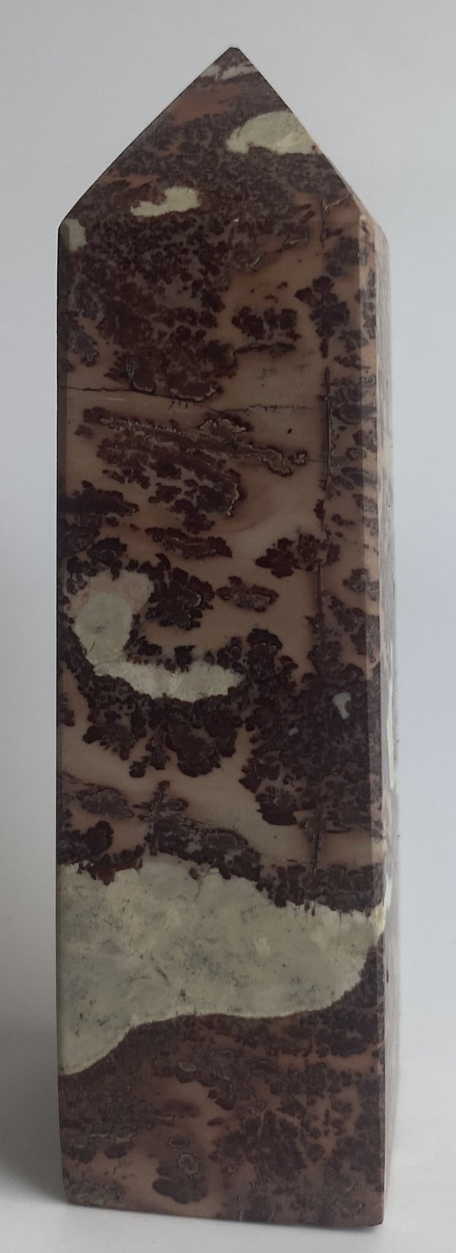 Obelisc din mineral de jasp peisaj pe fond alb sub lumina naturala