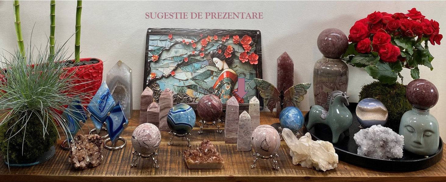 Set trei obeliscuri Jasp Peisaj display decorativ cu pietre semipretioase pe masa lemn natural
