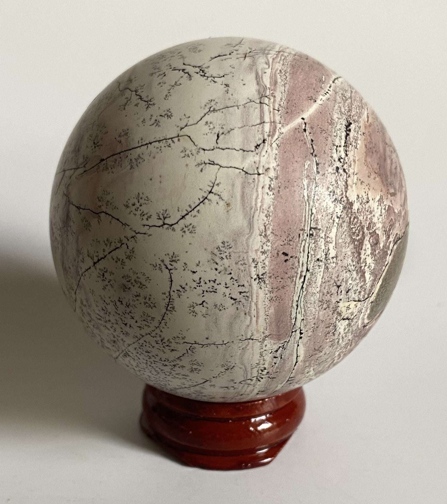 Sfera din Jasp Peisaj 5.7 cm pe suport din lemn mahon natural