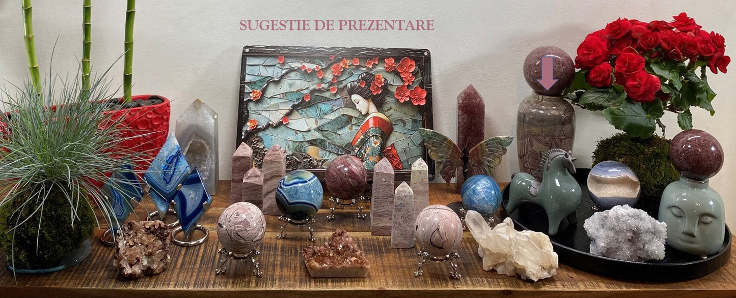Colecție de obiecte din piatra semipretioasa cu Jasp Peisaj și alte minereuri decorative pe raft lemnos.