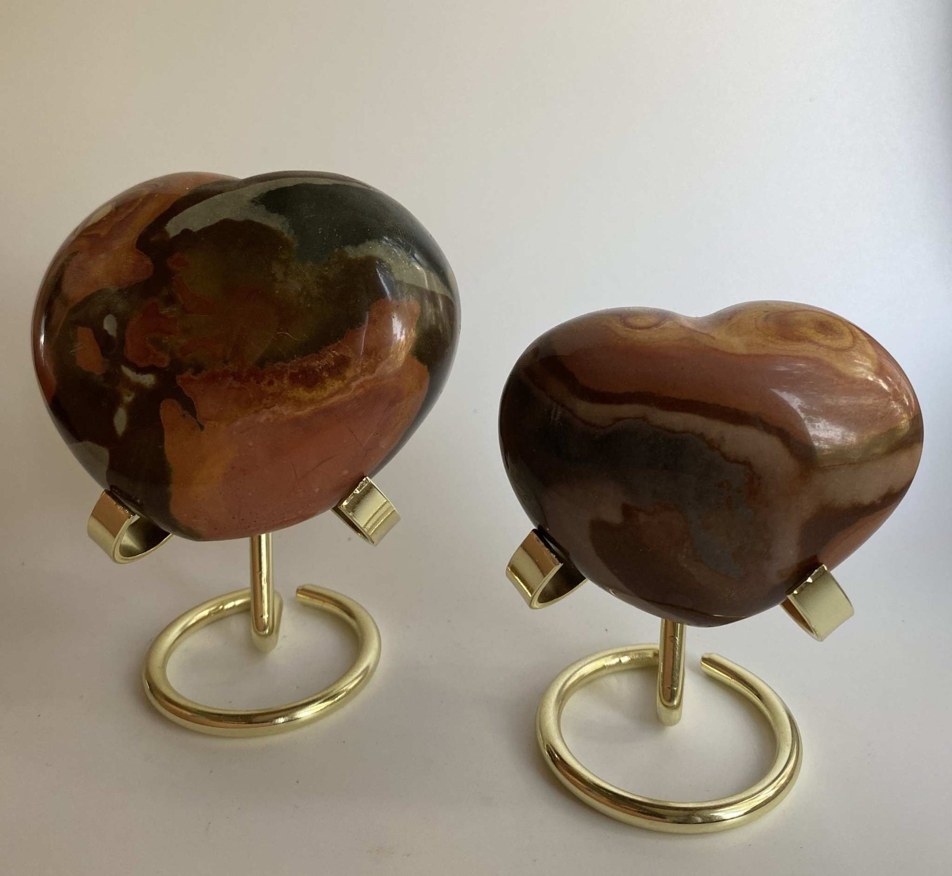 Set of two Jasp Policrom multicolored heart-shaped semiprecious stones with metal stands