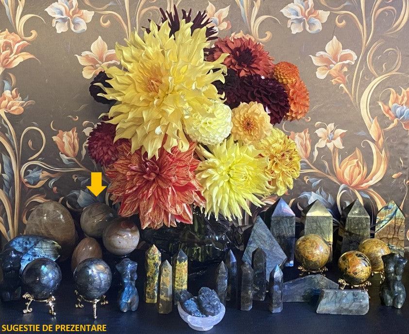 Sferă din Jasp Policrom de 6.3 cm alături de alte pietre semiprețioase naturale și flori colorate pe fundal decorativ