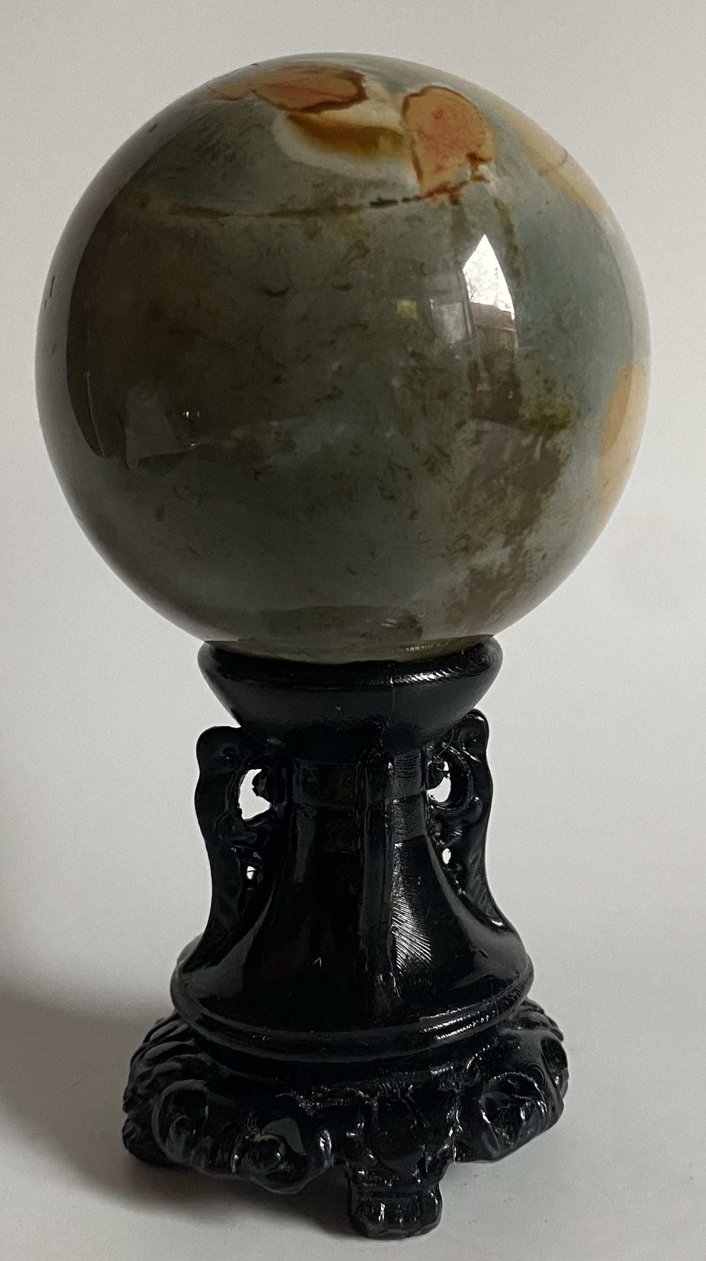 Sfera din Jasp Policrom de 6.3 cm pe suport decorativ negru din piatră semiprețioasă naturală.