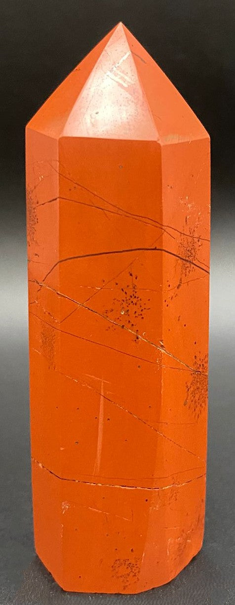 Obelisc din piatra semipretioasa de jasp rosu pe fundal negru