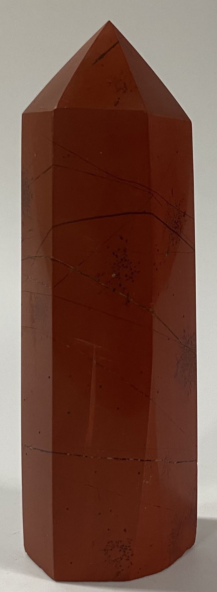 Obelisc din piatra semipretioasa de jasp rosu pe fundal alb