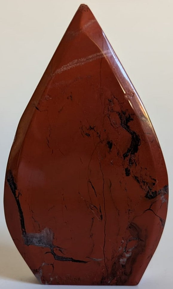 Sculptura de 10.1cm din piatra semipretioasa de jasp rosu pe fundal alb