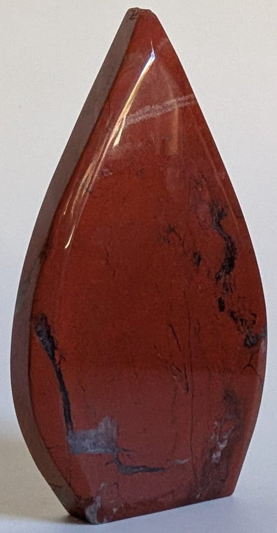 Sculptura de 10.1cm din cristal de jasp rosu pe fundal alb