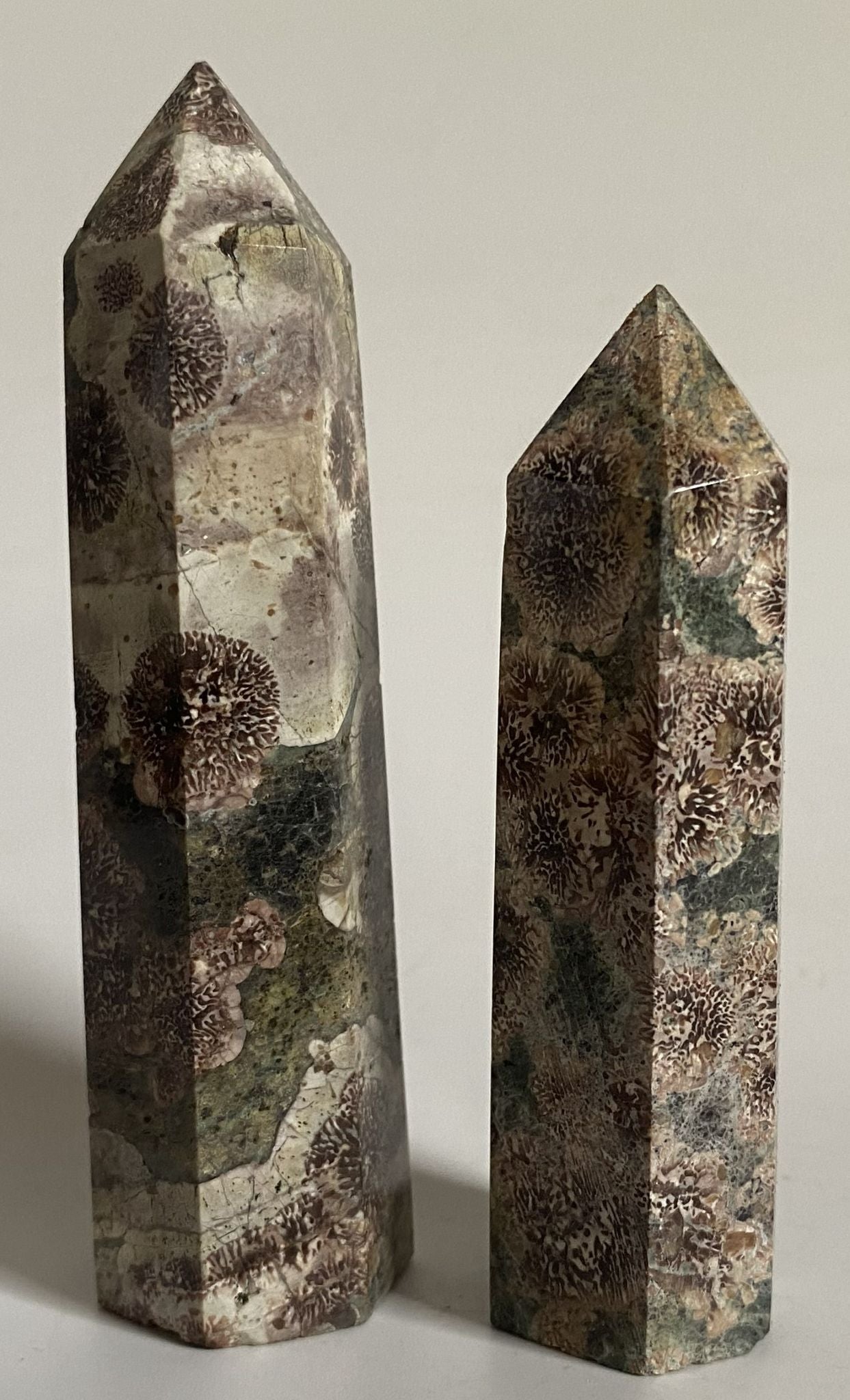 Set obeliscuri decorative din piatra semipretioasa de jasp sakura pe fundal alb