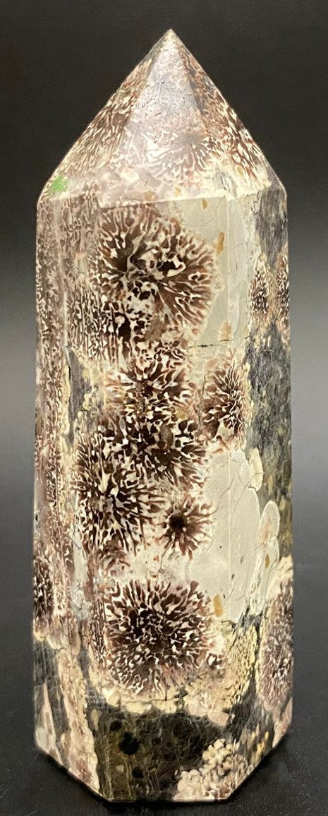 Obelisc din piatra semipretioasa de jasp sakura pe fundal negru