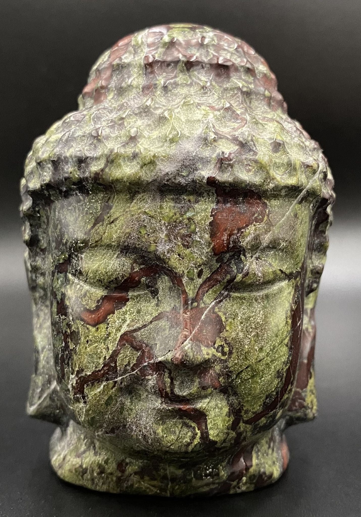 Sculptura Buddha din piatra semipretioasa de jasp sangele dragonului pe fundal negru