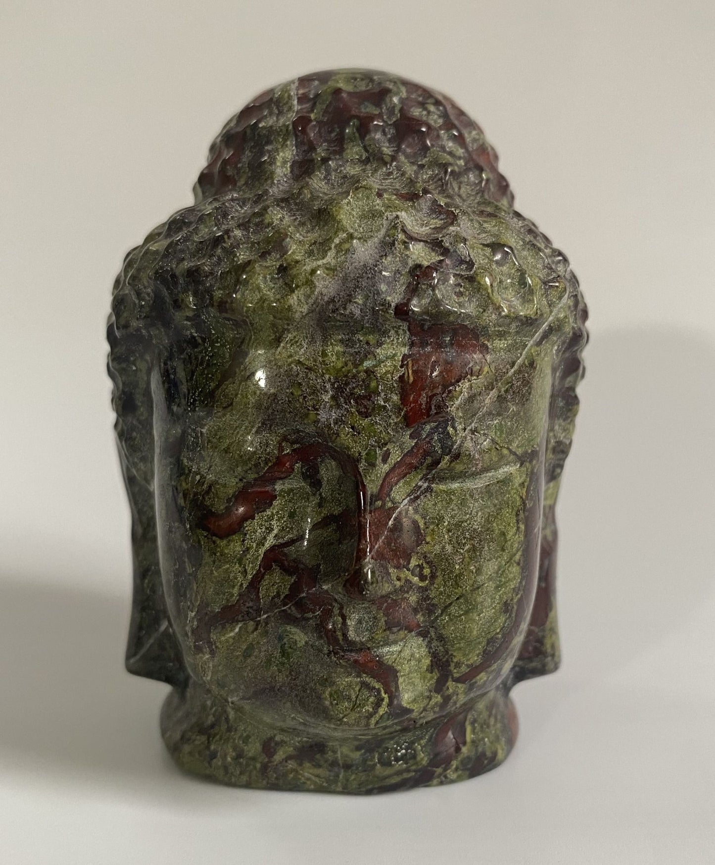 Sculptura Buddha din piatra semipretioasa de jasp sangele dragonului pe fundal alb