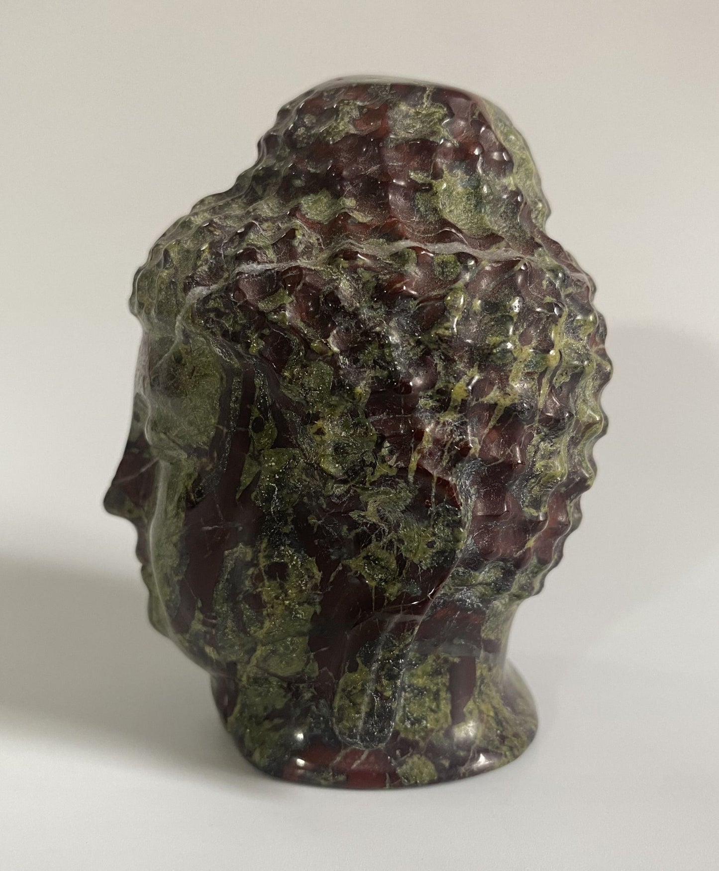 Sculptura Buddha din cristal de jasp sangele dragonului pe fundal alb