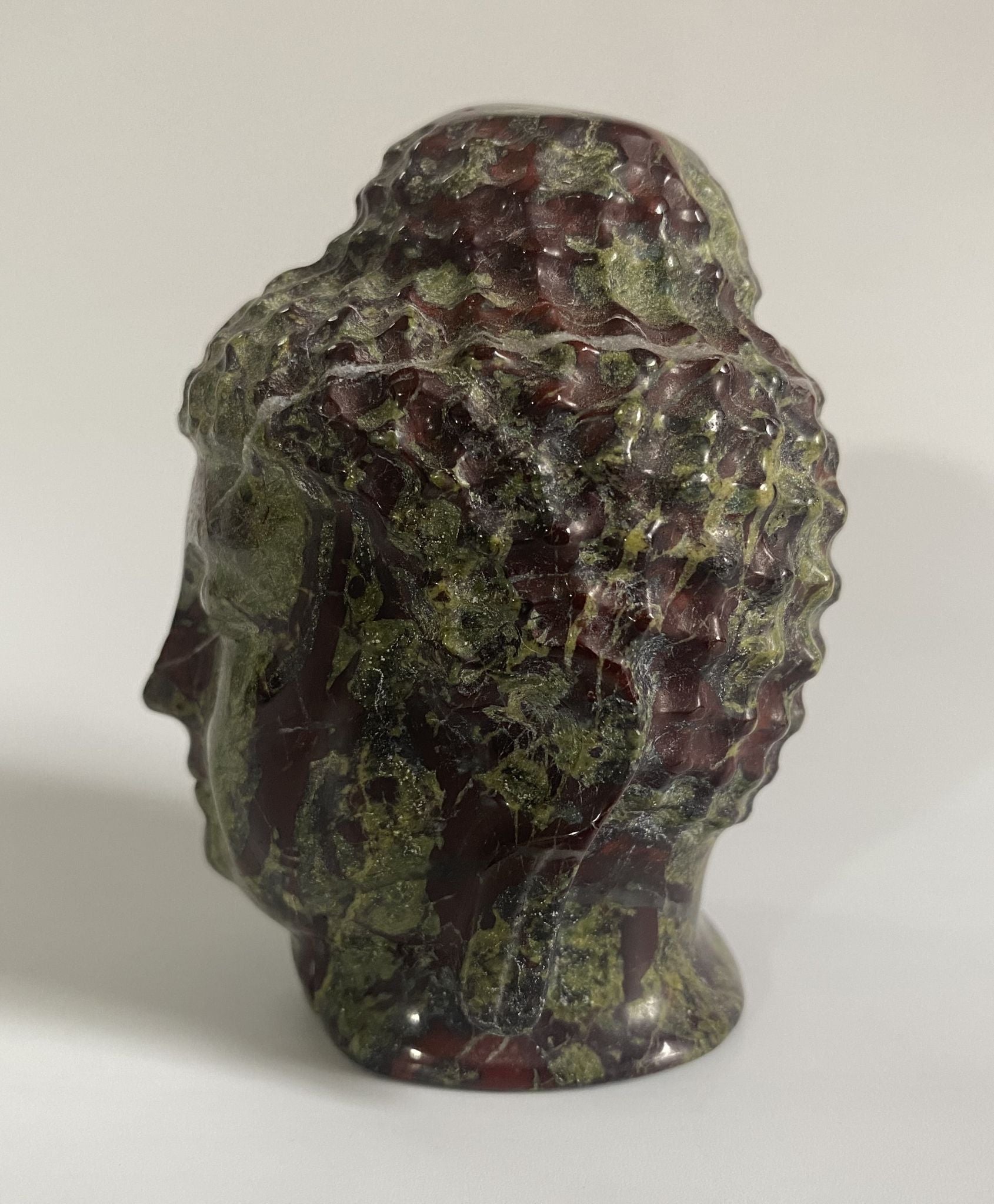 Sculptura Buddha din cristal de jasp sangele dragonului pe fundal alb