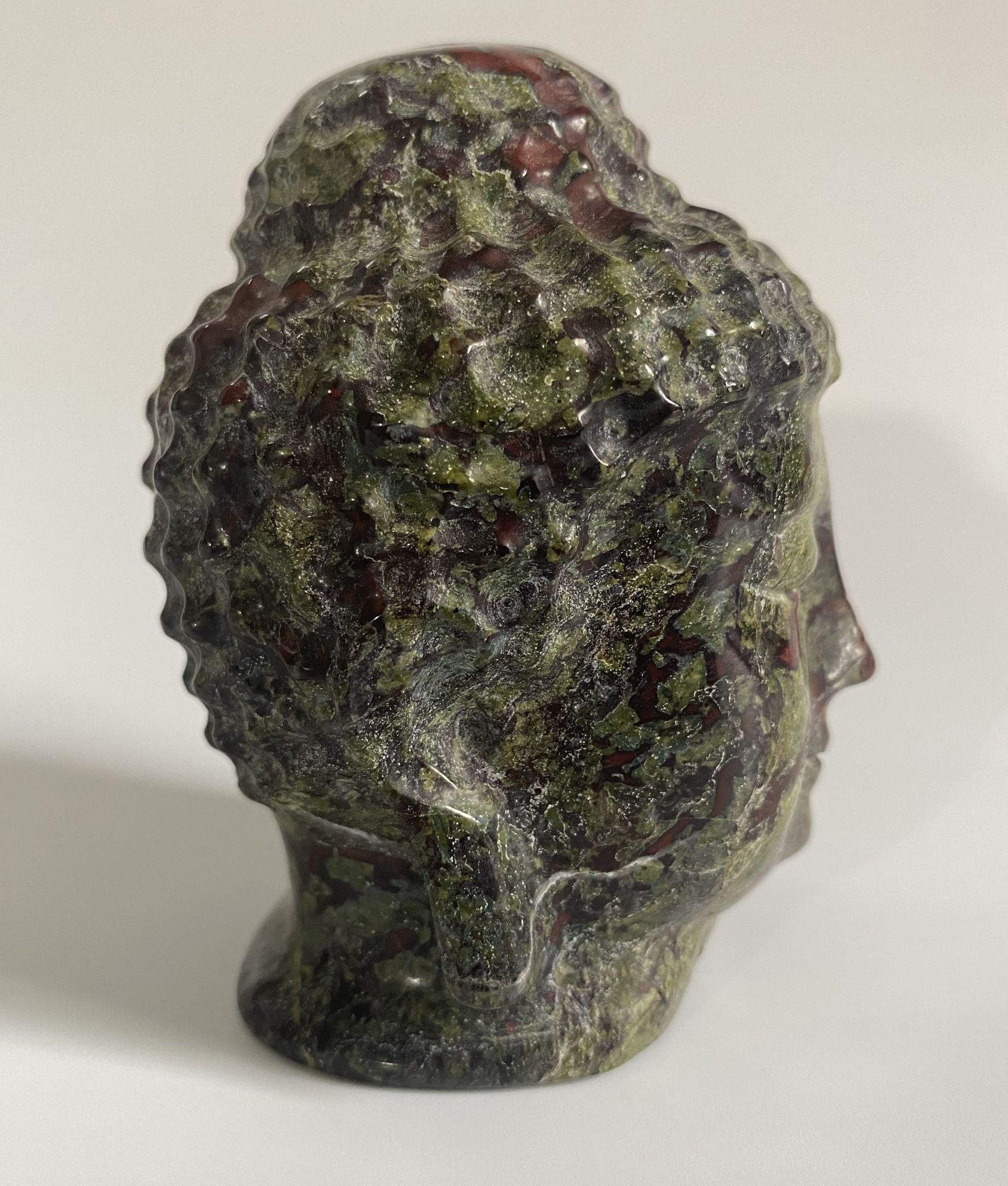 Sculptura Buddha de 8.8cm din piatra semipretioasa de jasp sangele dragonului pe fundal alb