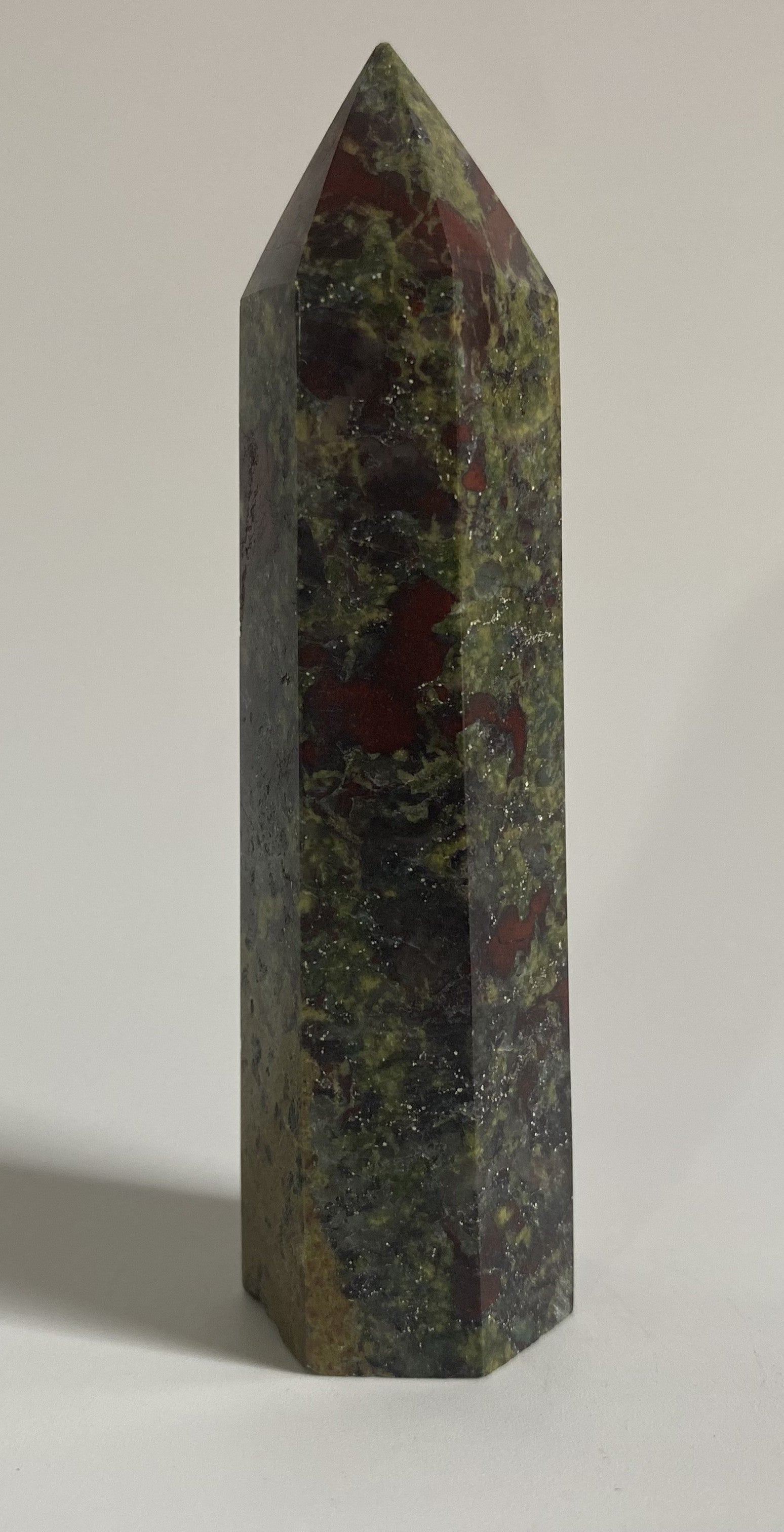 Obelisc de 9.6cm din piatra semipretioasa de jasp sangele dragonului pe fundal alb
