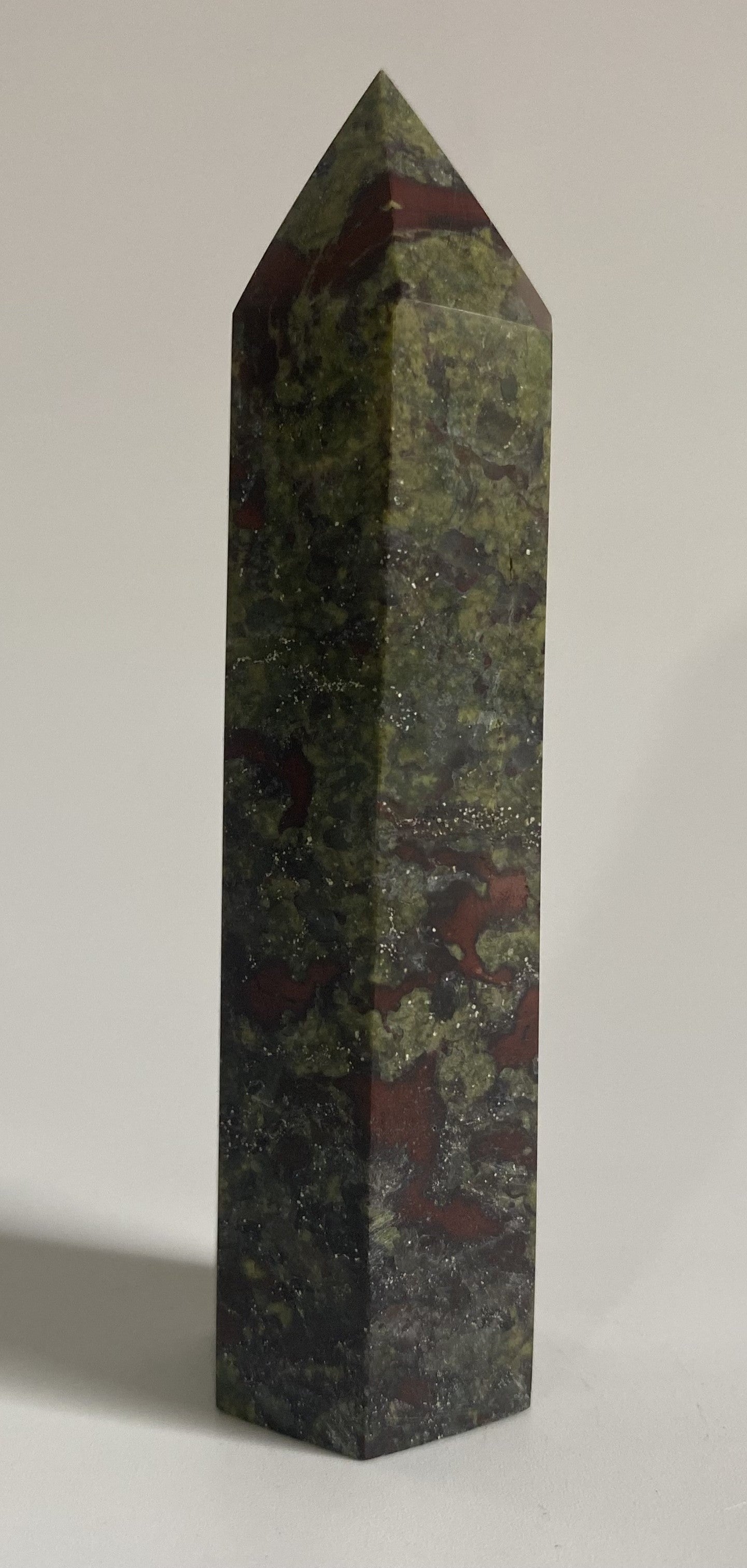 Obelisc de 9.6cm din cristal de jasp sangele dragonului pe fundal alb