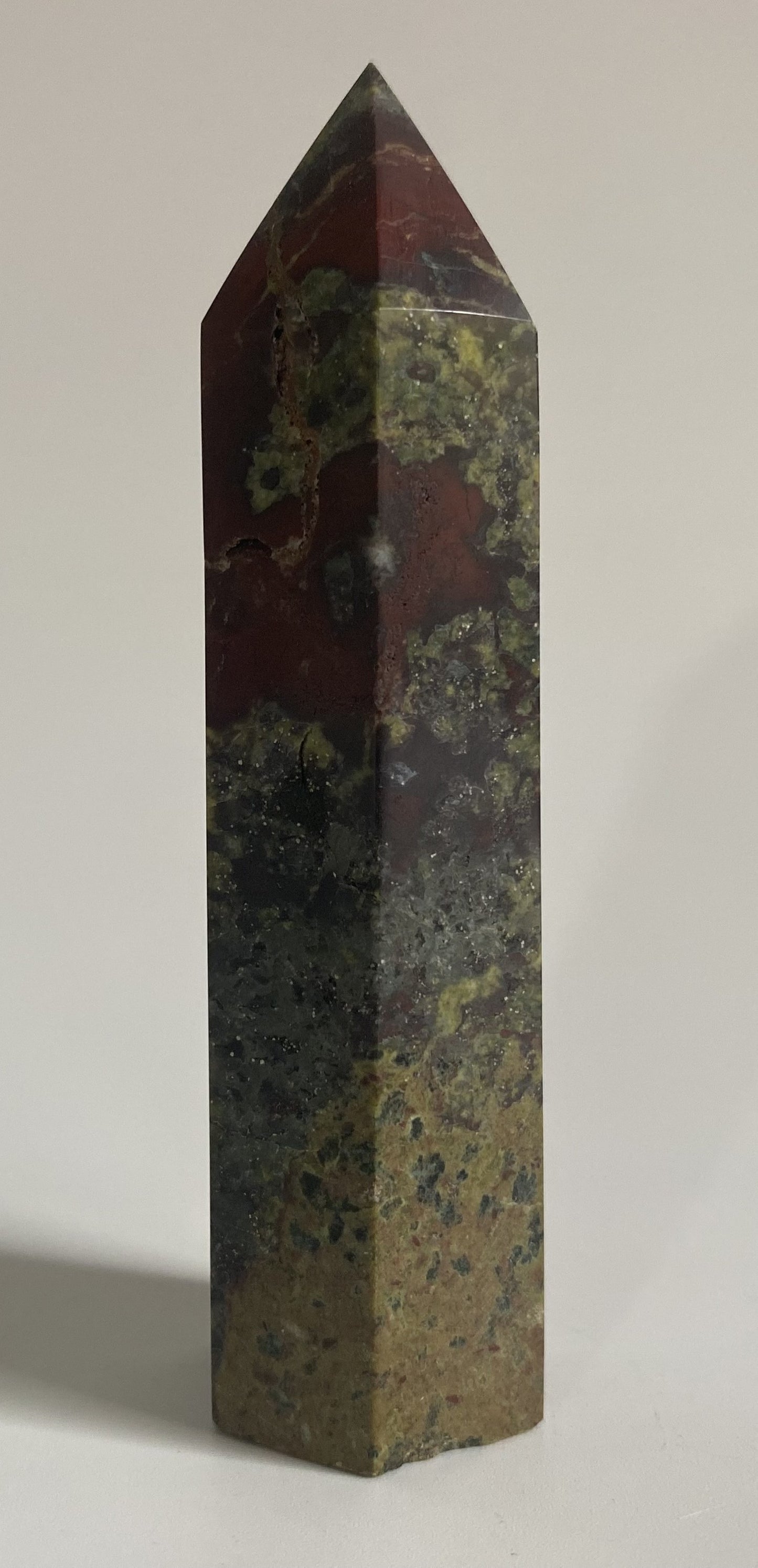 Obelisc decorativ de 9.6cm din piatra semipretioasa de jasp sangele dragonului pe fundal alb