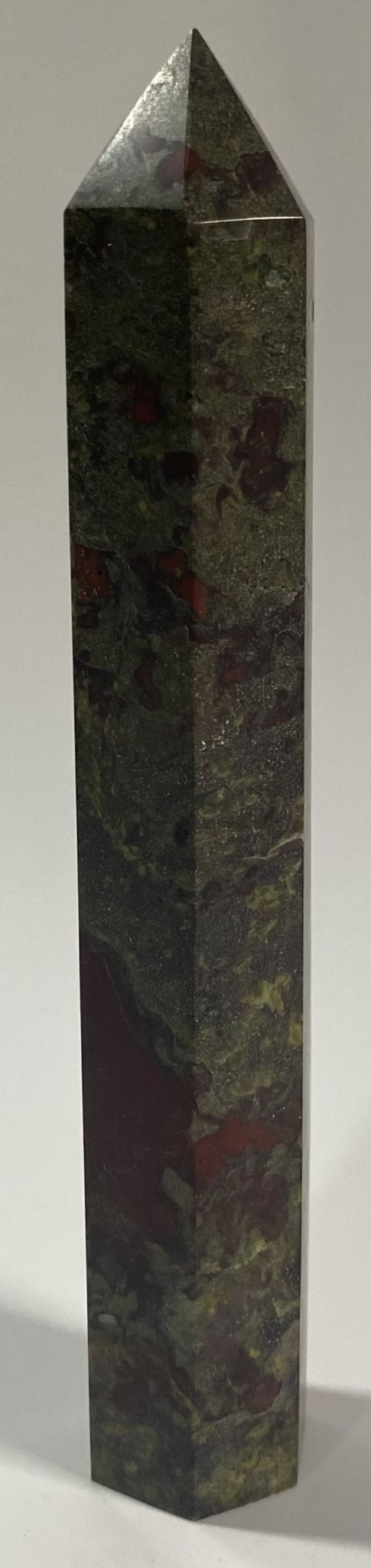 Obelisc de 15.5cm din piatra semipretioasa de jasp sangele dragonului cu fundal alb