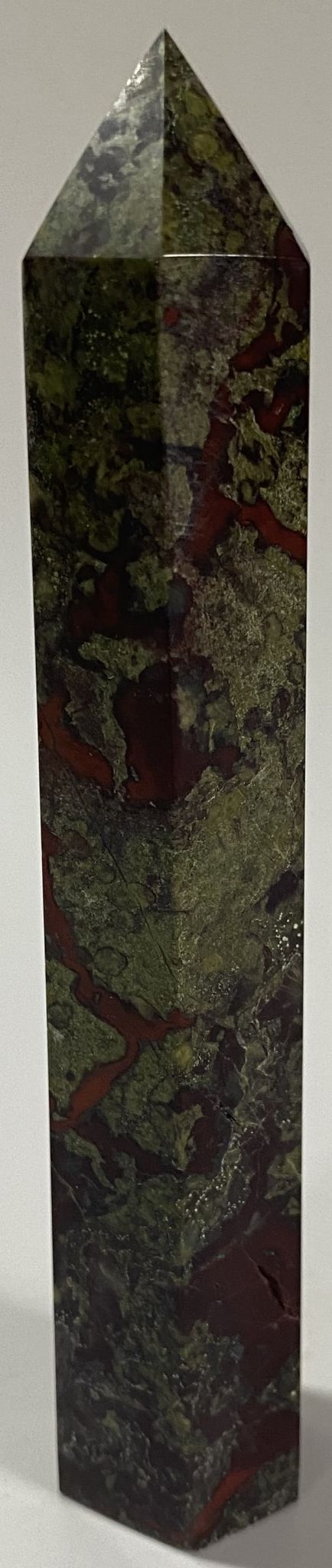 Obelisc de 12.9cm din piatra semipretioasa de jasp sangele dragonului pe fundal alb