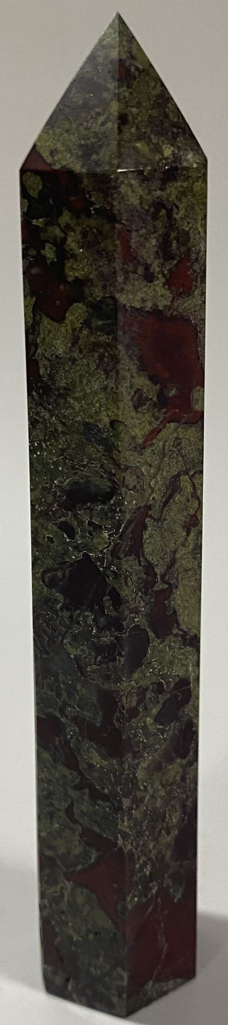 Obelisc de 12.9cm din cristal de jasp sangele dragonului pe fundal alb