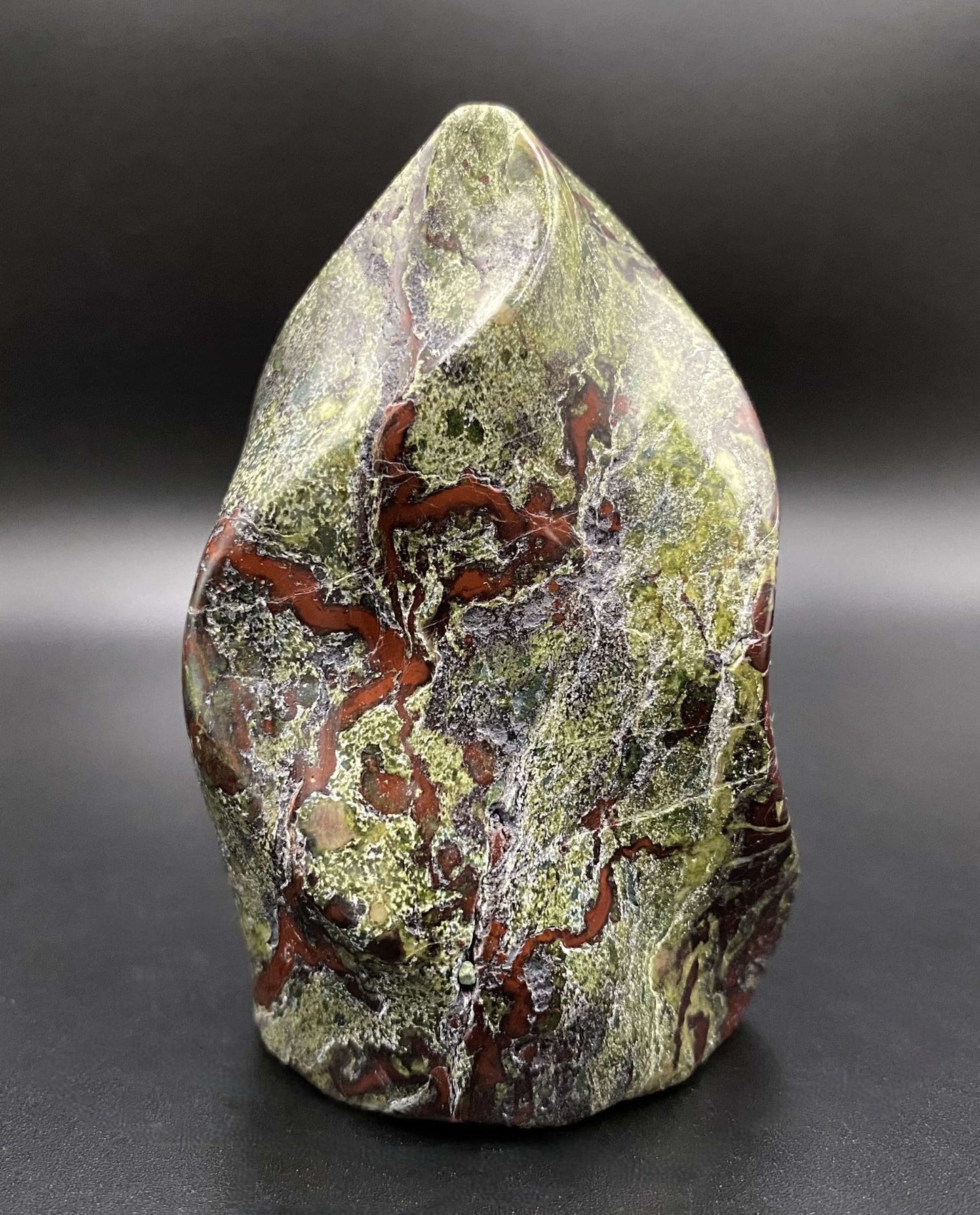 Sculptura 6.4cm din Jasp Sangele Dragonului natural cu nuanțe roșu și verde
