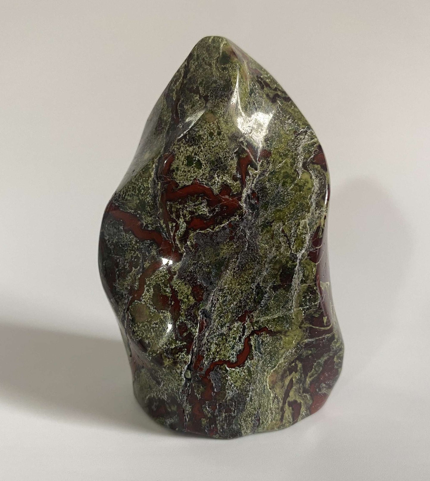 Sculptură din Jasp Sângele Dragonului 6.4 cm piatră semiprețioasă naturală
