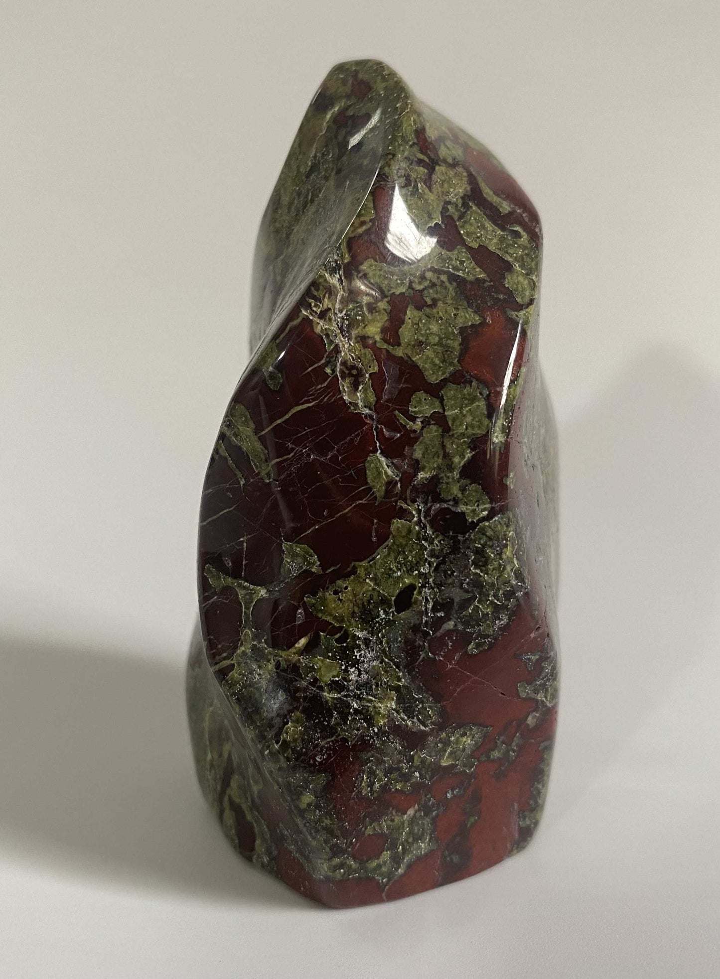 Sculptura din Jasp Sangele Dragonului natural, 6.4 cm, piatra semipretioasa rosie si verde