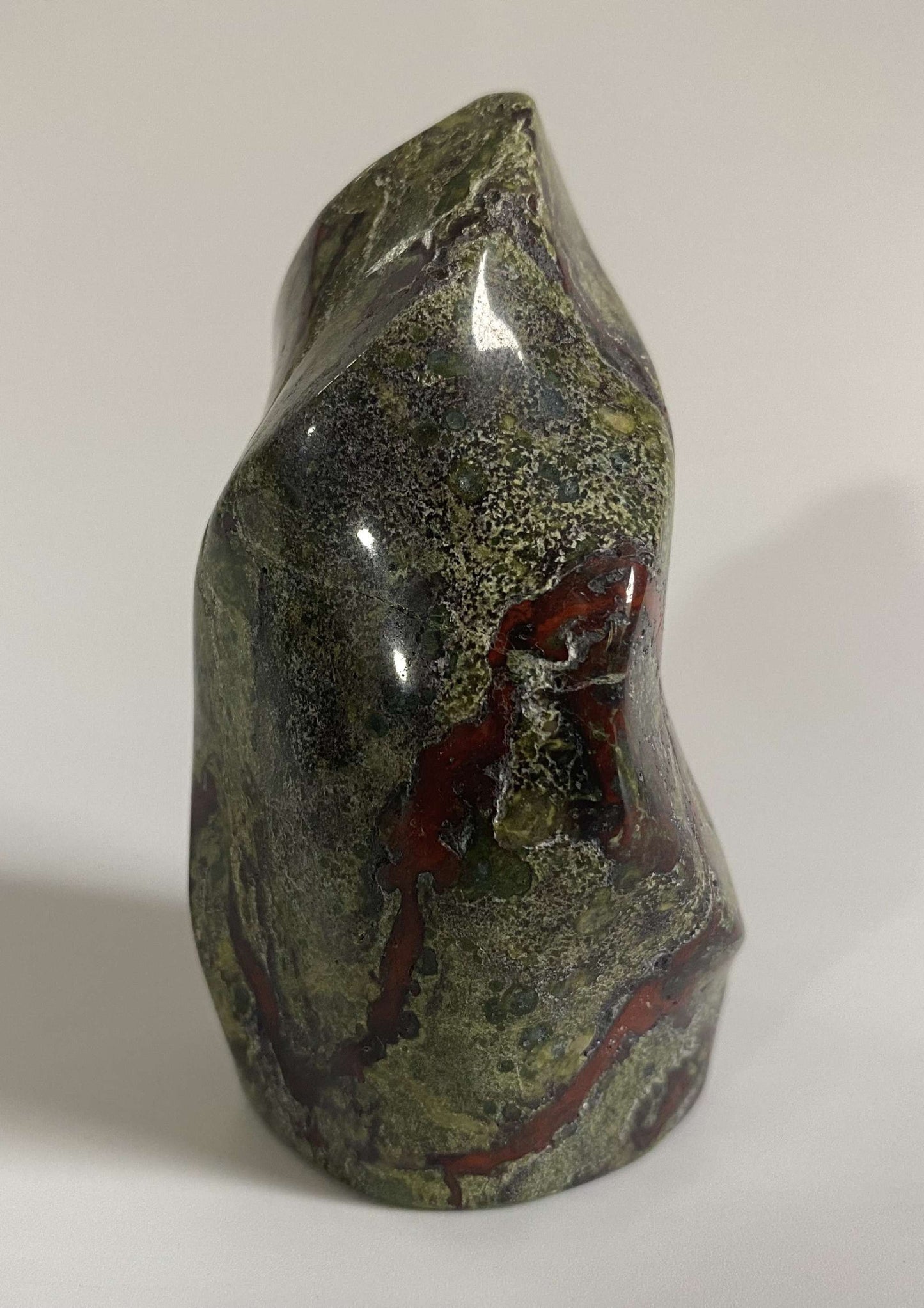 Sculptura din Jasp Sangele Dragonului de 6.4 cm, piatră semiprețioasă naturală, formă unică.