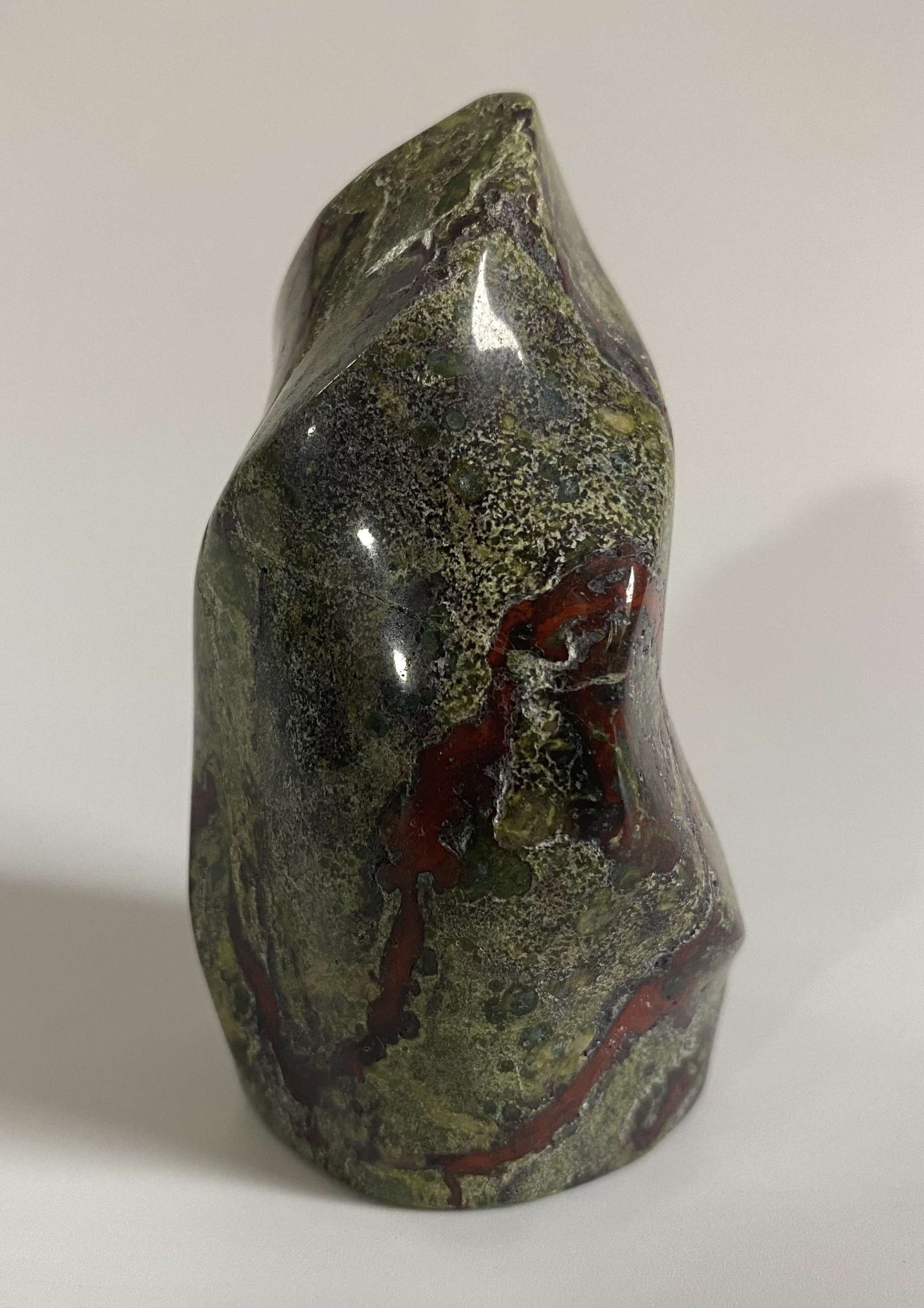 Sculptura din Jasp Sangele Dragonului de 6.4 cm, piatră semiprețioasă naturală, formă unică.