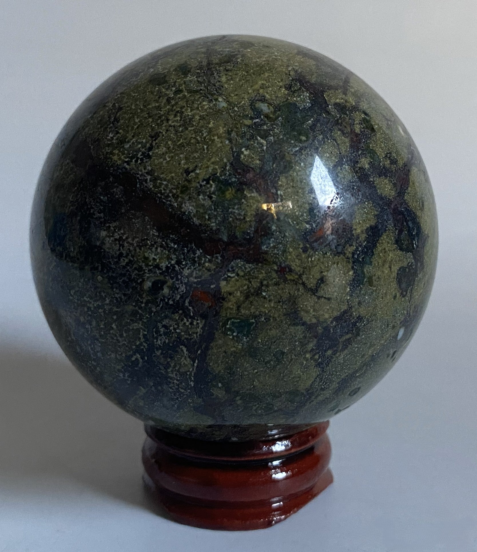 Sfera de 6.1cm din cristal de jasp sangele dragonului pe fundal alb