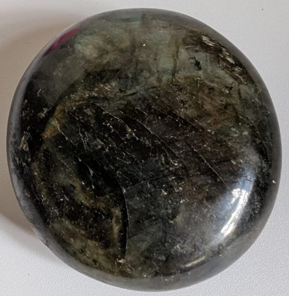 Palm Stone din piatra semipretioasa de labradorit pe fundal alb