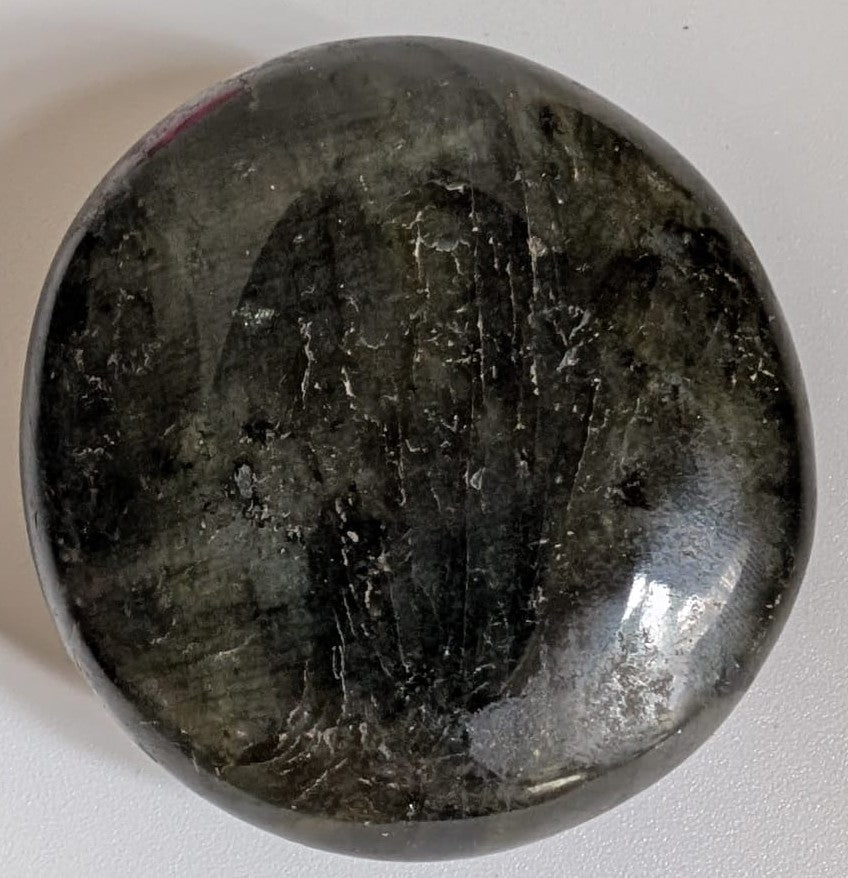 Palm Stone din cristal de labradorit pe fundal alb