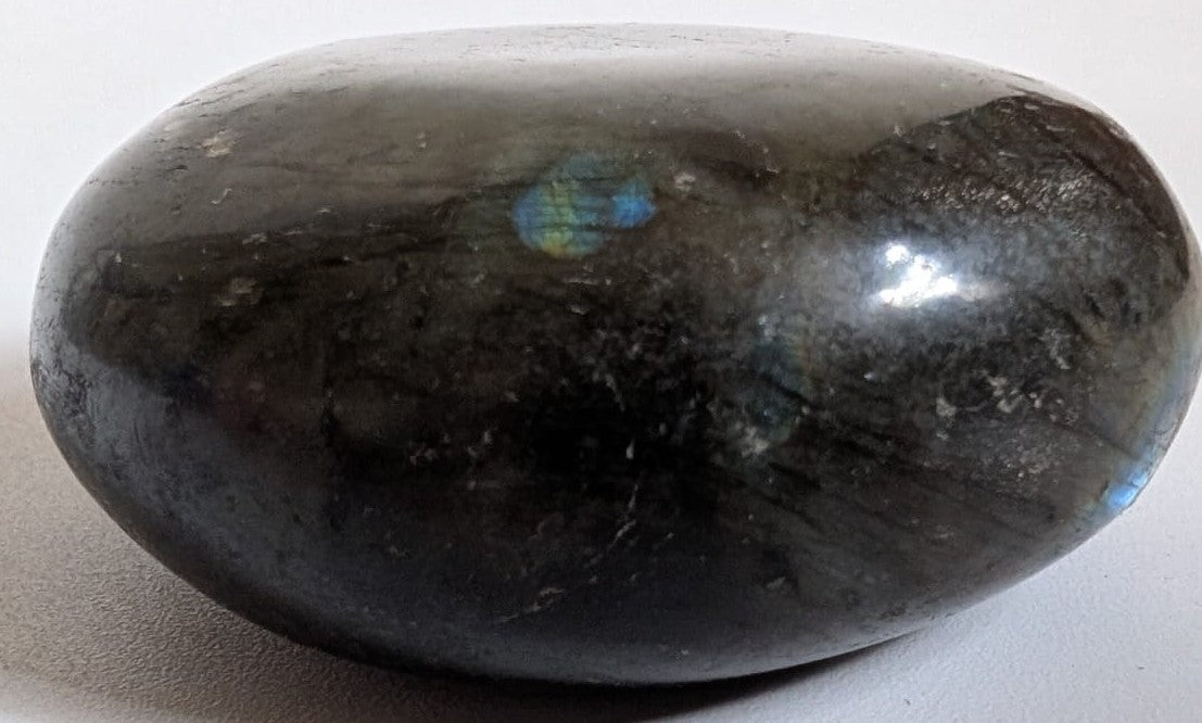 Palm Stone de 5.5cm din cristal de labradorit pe fundal alb