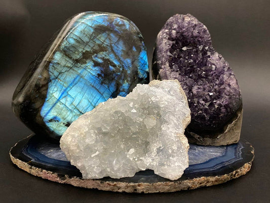 Set cristale decorativ cu sculptura labradorit, geoda ametist si cluster celestina pe felie agat albastru